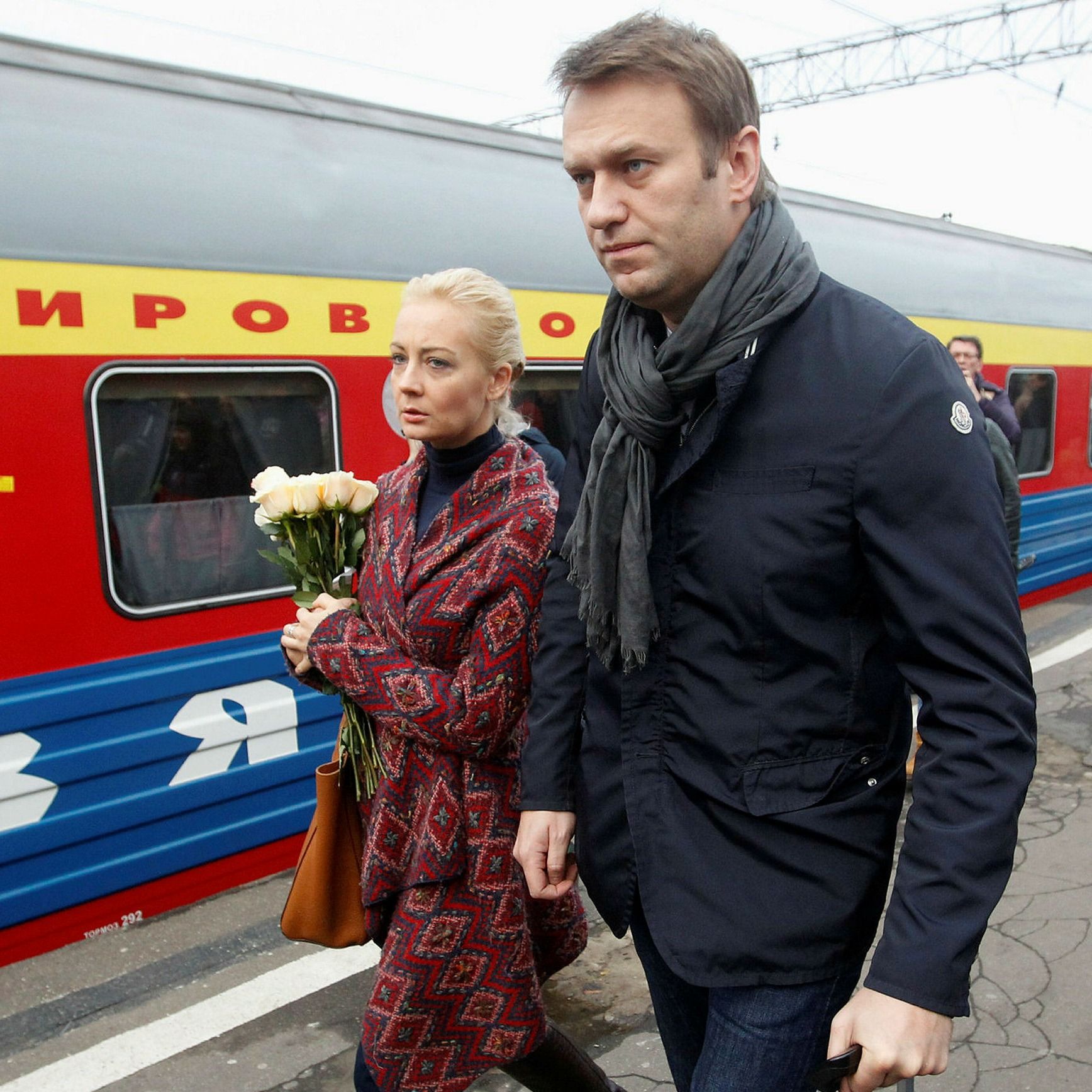 Navalny and his wife Yulia arrive at Moscow’s railway station from Kirov in October 2013