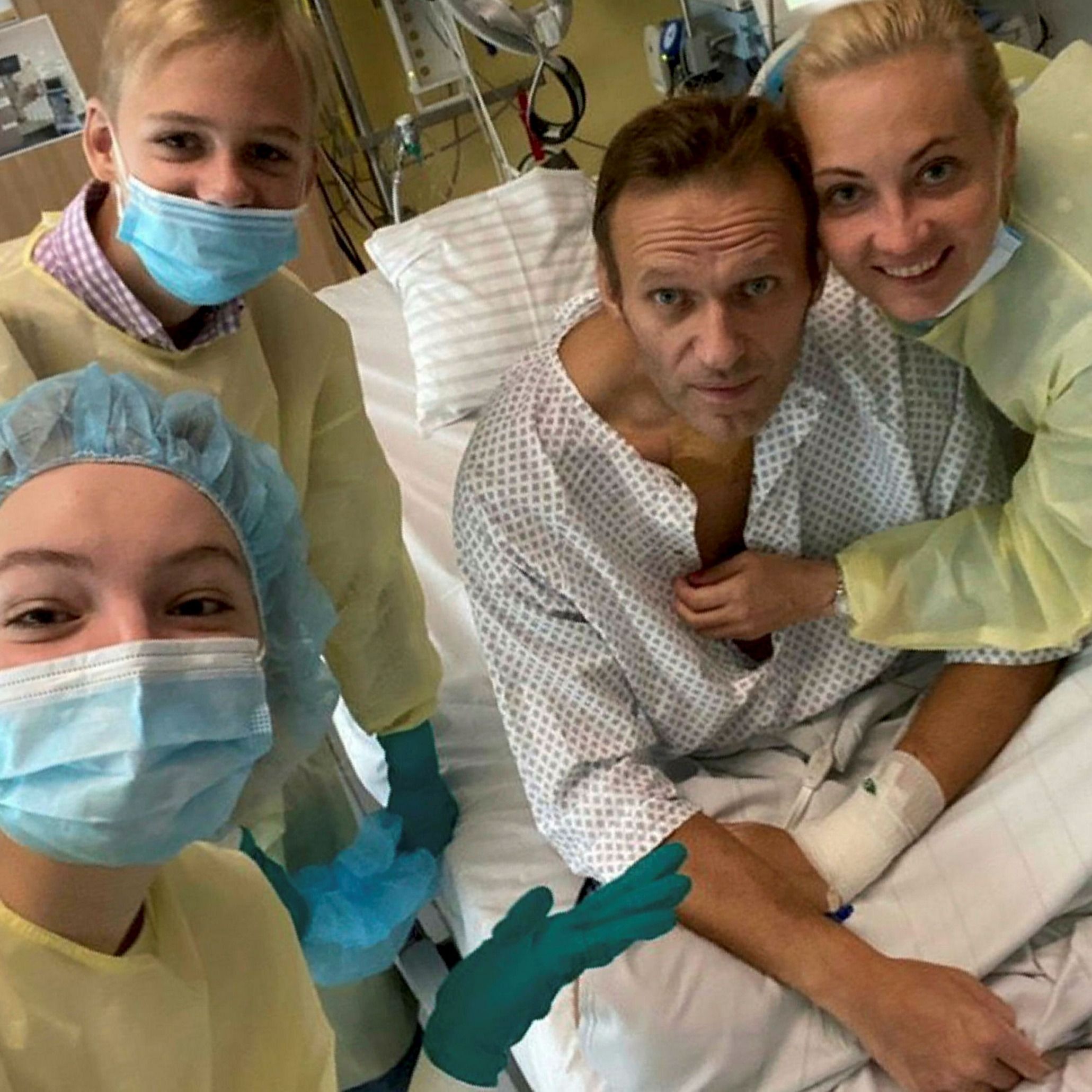 阿列克謝•納瓦爾尼和他的妻子尤利婭，右邊，女兒達利婭和兒子扎哈爾，左上方，在德國柏林的一家醫院拍攝的照片。這張照片於2020年9月在Instagram上發佈