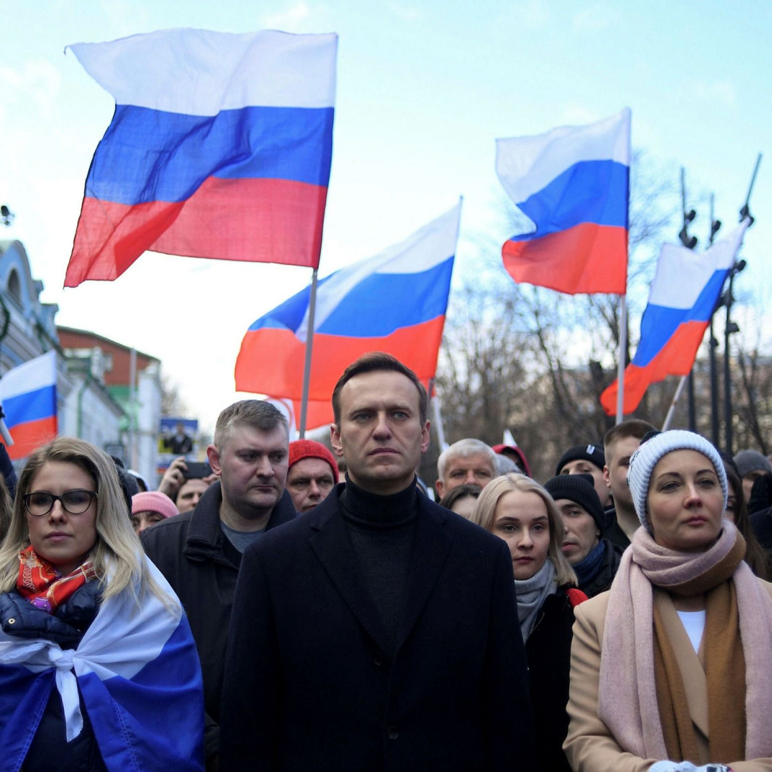 纳瓦尔尼、他的妻子尤利娅、反对派政治家吕博夫•索博尔和其他示威者在2020年2月莫斯科市为纪念被谋杀的克里姆林宫批评家鲍里斯•涅姆佐夫而游行
