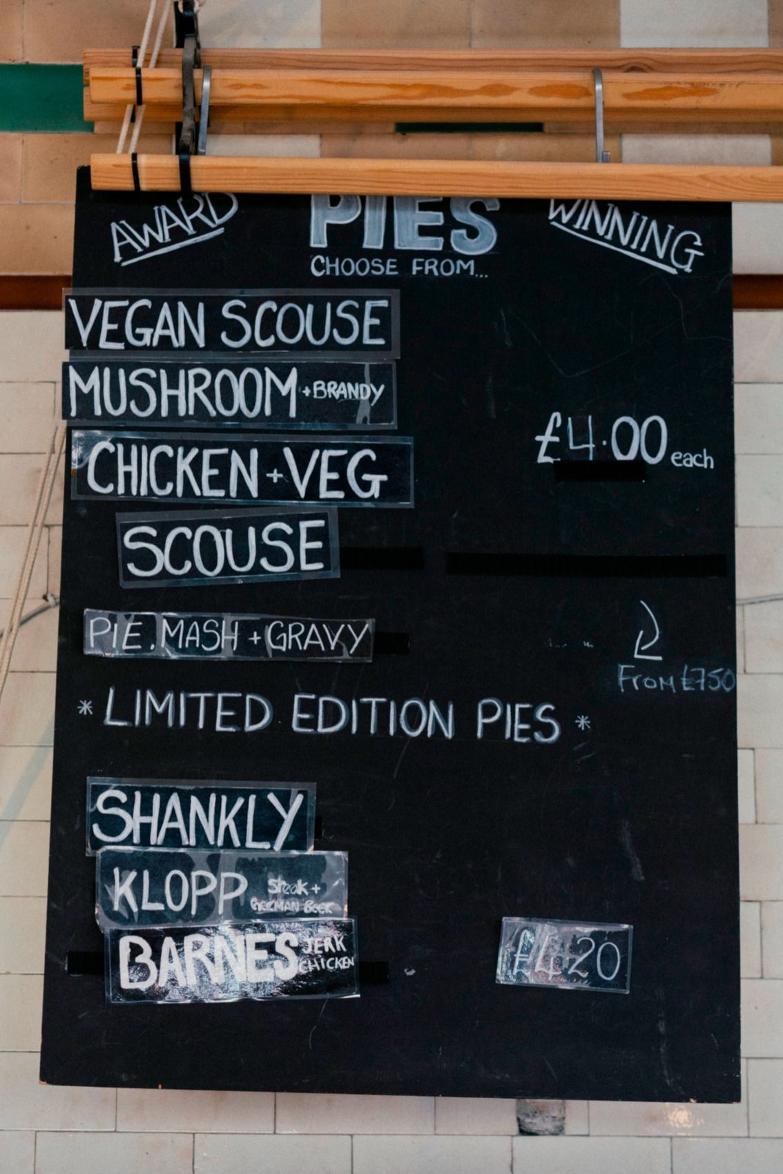 A chalkboard lists a menu that香克利and克洛普pies